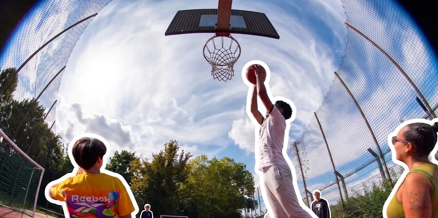 Jugendliche spielen Basketball auf einem Sportplatz