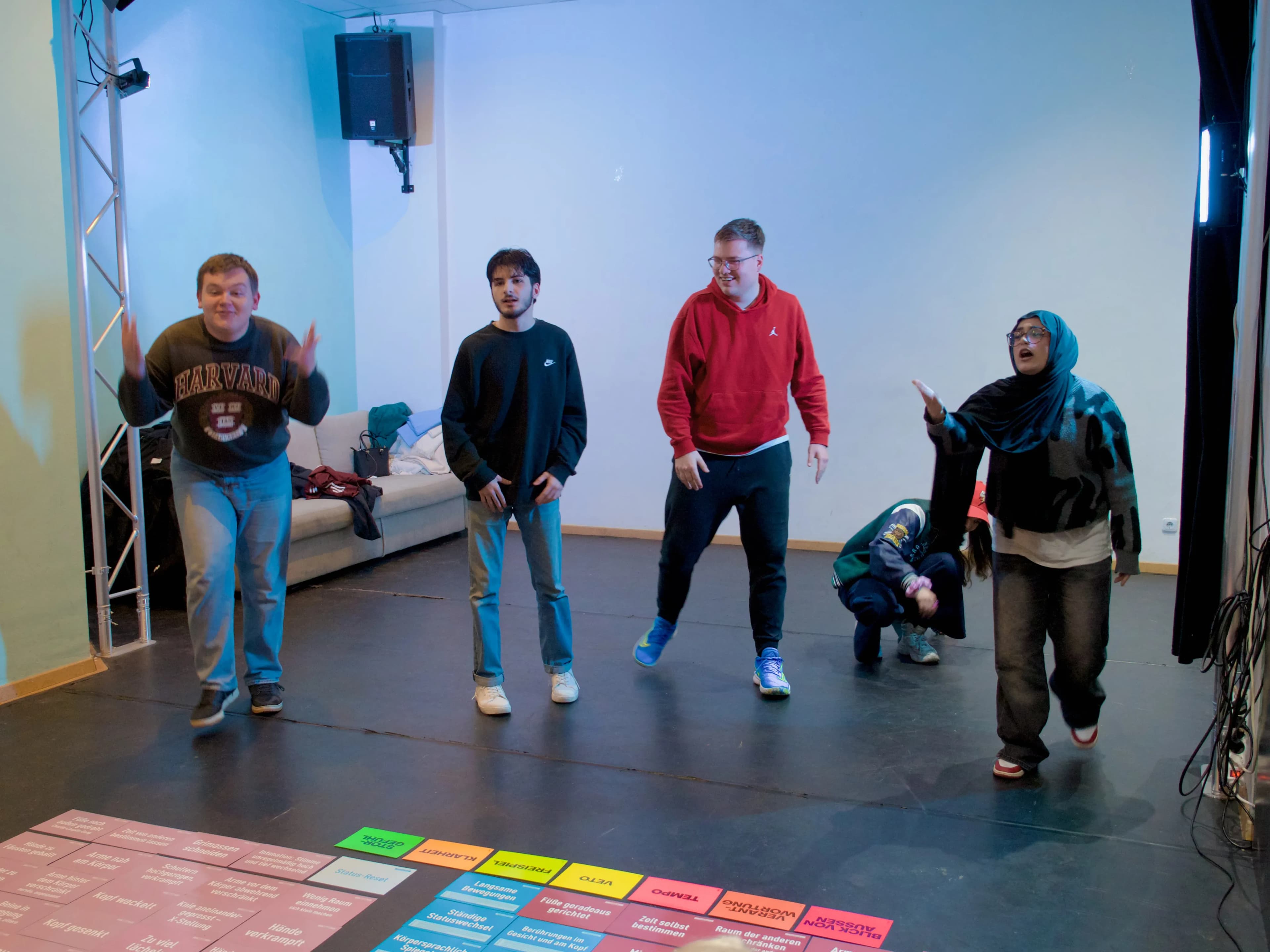 Jugendliche bei einer Workshop-Aktivitaet in einem Proberaum
