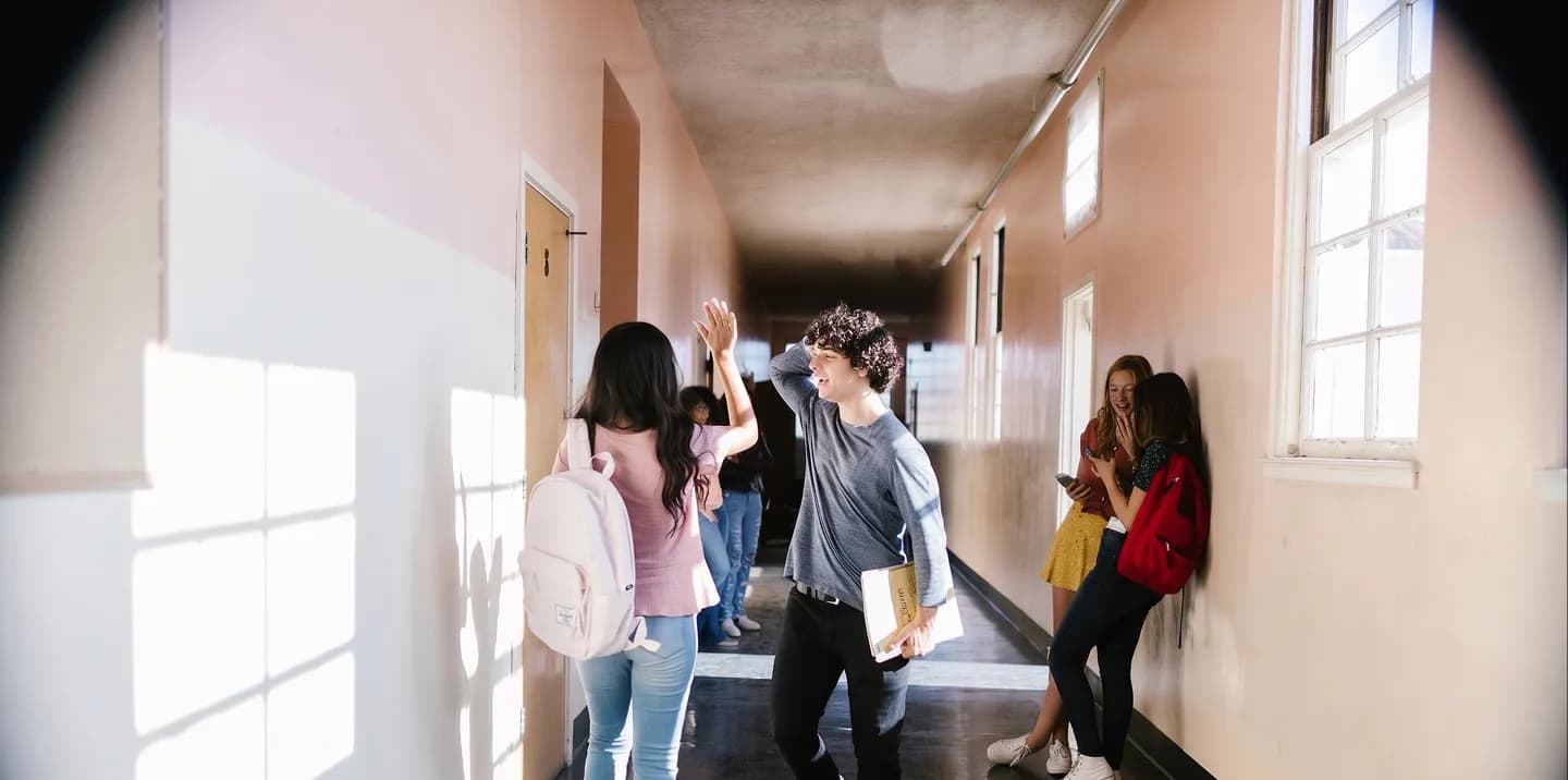 Schülerinnen und Schüler in einem Schulflur