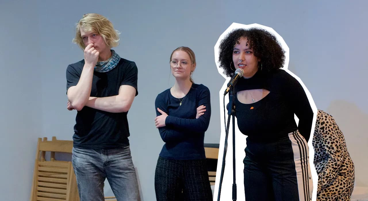 Junge Menschen sprechen bei einer Klub-Veranstaltung